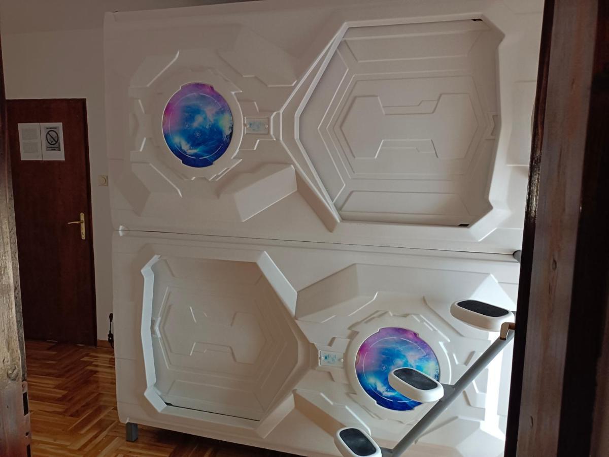 Panda Victor Space Capsule Hostel-Neo Nomad เบลเกรด ภายนอก รูปภาพ